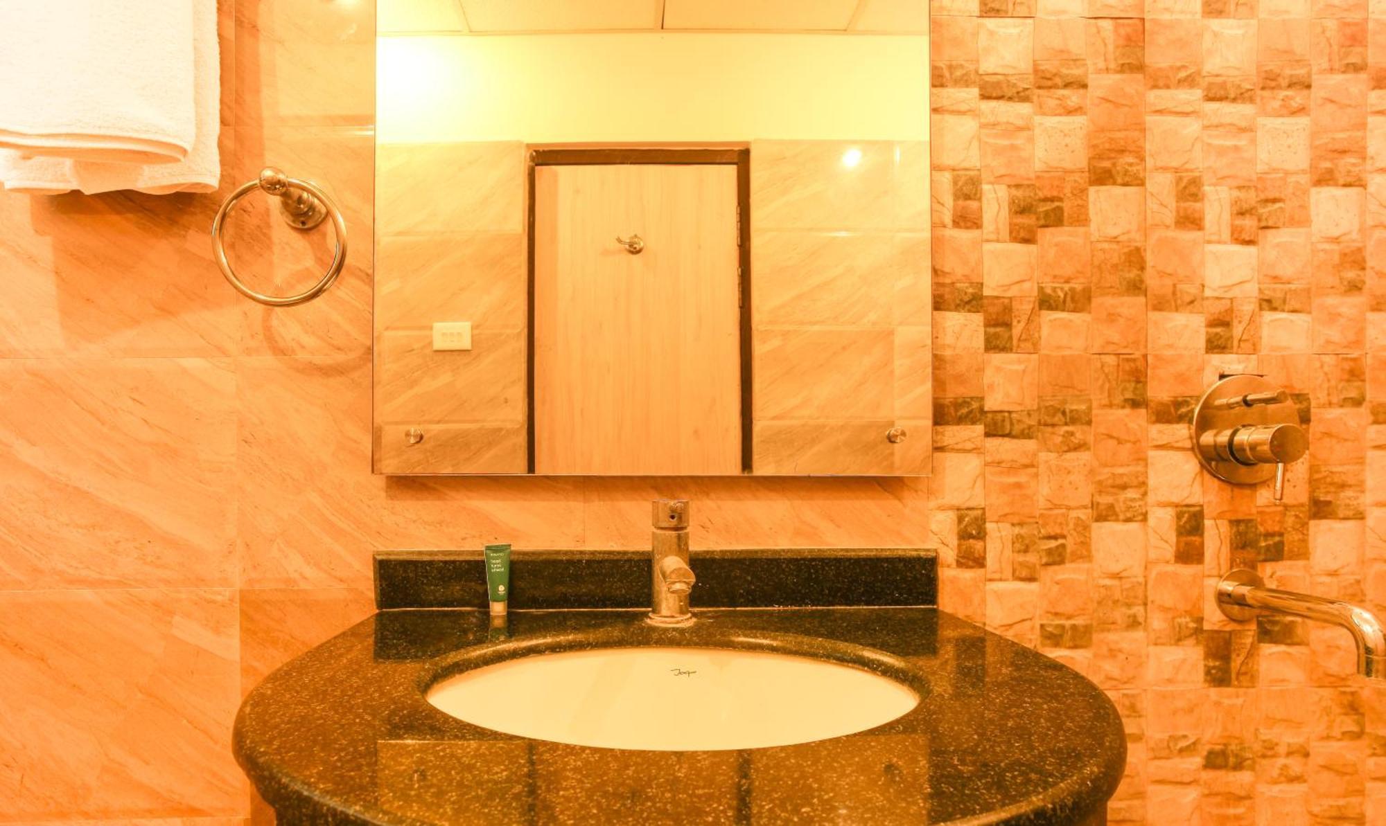Hotel Janki International Sigra 2 Km From Kashi Vishwanath Temple Varanasi Exterior photo