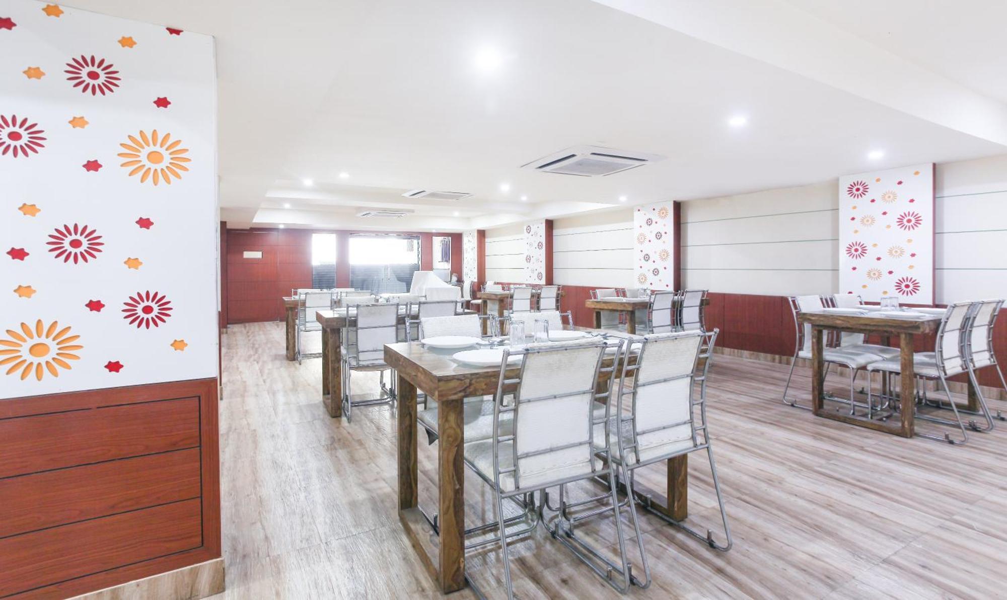 Hotel Janki International Sigra 2 Km From Kashi Vishwanath Temple Varanasi Exterior photo
